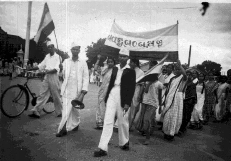 Procession_at_Bangalore_during_Quit_India_movement_by_Indian_National_Congress_(cropped)